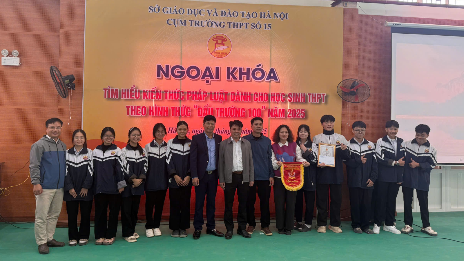 Trường THPT MỸ ĐỨC B ĐẠT GIẢI NHẤT  TẠI HỘI THI “TÌM HIỂU KIẾN THỨC PHÁP LUẬT THEO HÌNH THỨC  ĐẤU TRƯỜNG 100” NĂM 2025.