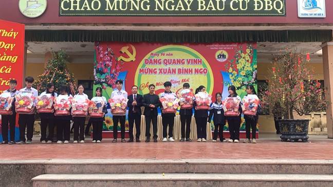 TRƯỜNG THPT MỸ ĐỨC B TỔ CHỨC SƠ KẾT HỌC KỲ I VÀ TRAO QUÀ TỪ QUỸ “XUÂN YÊU THƯƠNG”