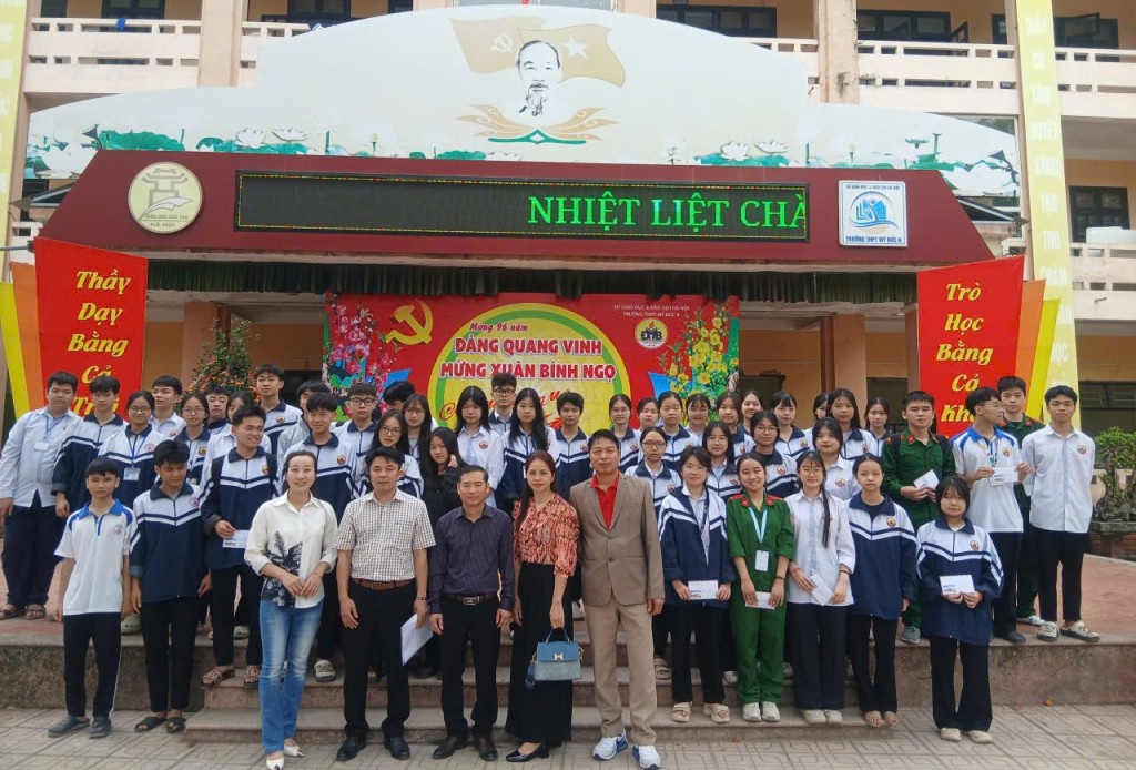 BAN GIÁM HIỆU GẶP GỠ, ĐỘNG VIÊN HỌC SINH GIỎI KHỐI 10, 11 TRƯỚC KỲ THI HỌC SINH GIỎI CẤP CỤM THI ĐUA SỐ 15