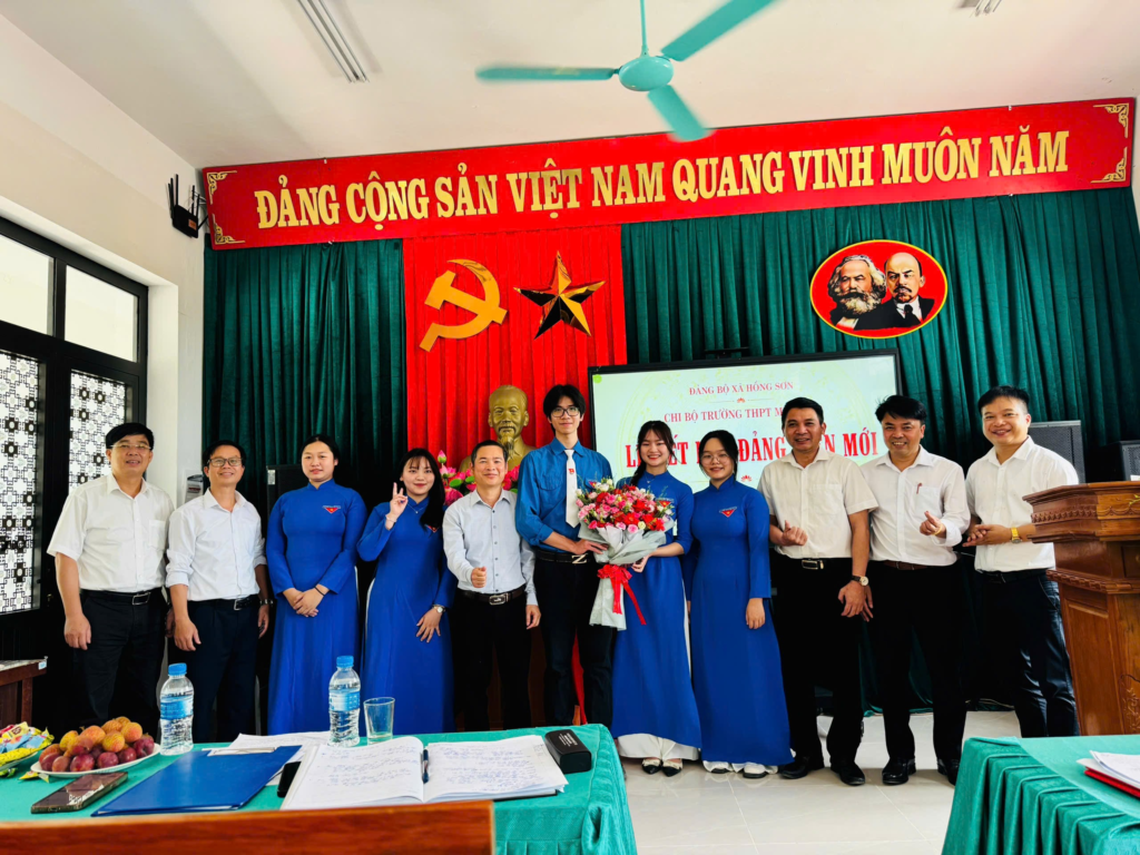LỄ KẾT NẠP ĐẢNG VIÊN LÀ HỌC  SINH LỚP 12 TIÊU BIỂU XUẤT SẮC, NĂM 2026