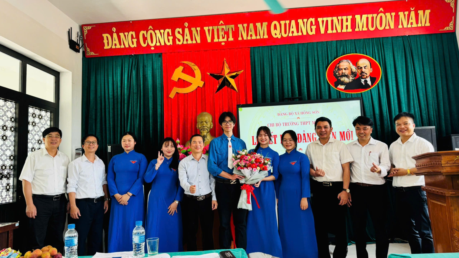 LỄ KẾT NẠP ĐẢNG VIÊN LÀ HỌC  SINH LỚP 12 TIÊU BIỂU XUẤT SẮC, NĂM 2026