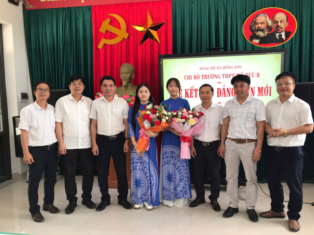 TRƯỜNG THPT MỸ ĐỨC B: LAN TỎA LÝ TƯỞNG CÁCH MẠNG QUA LỄ KẾT NẠP ĐẢNG VIÊN MỚI