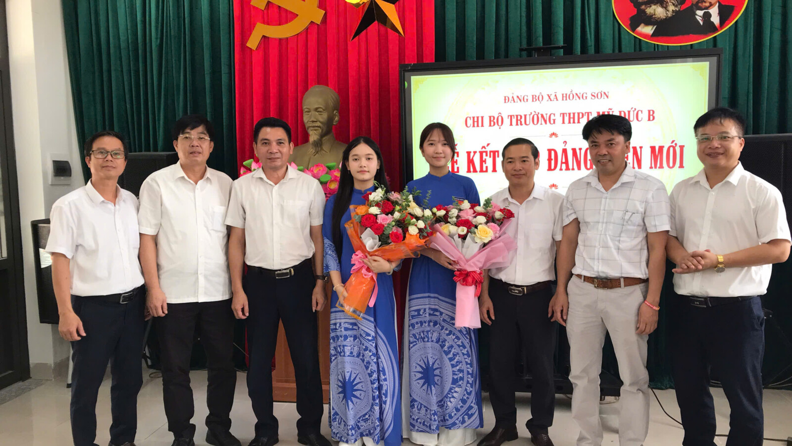 TRƯỜNG THPT MỸ ĐỨC B: LAN TỎA LÝ TƯỞNG CÁCH MẠNG QUA LỄ KẾT NẠP ĐẢNG VIÊN MỚI