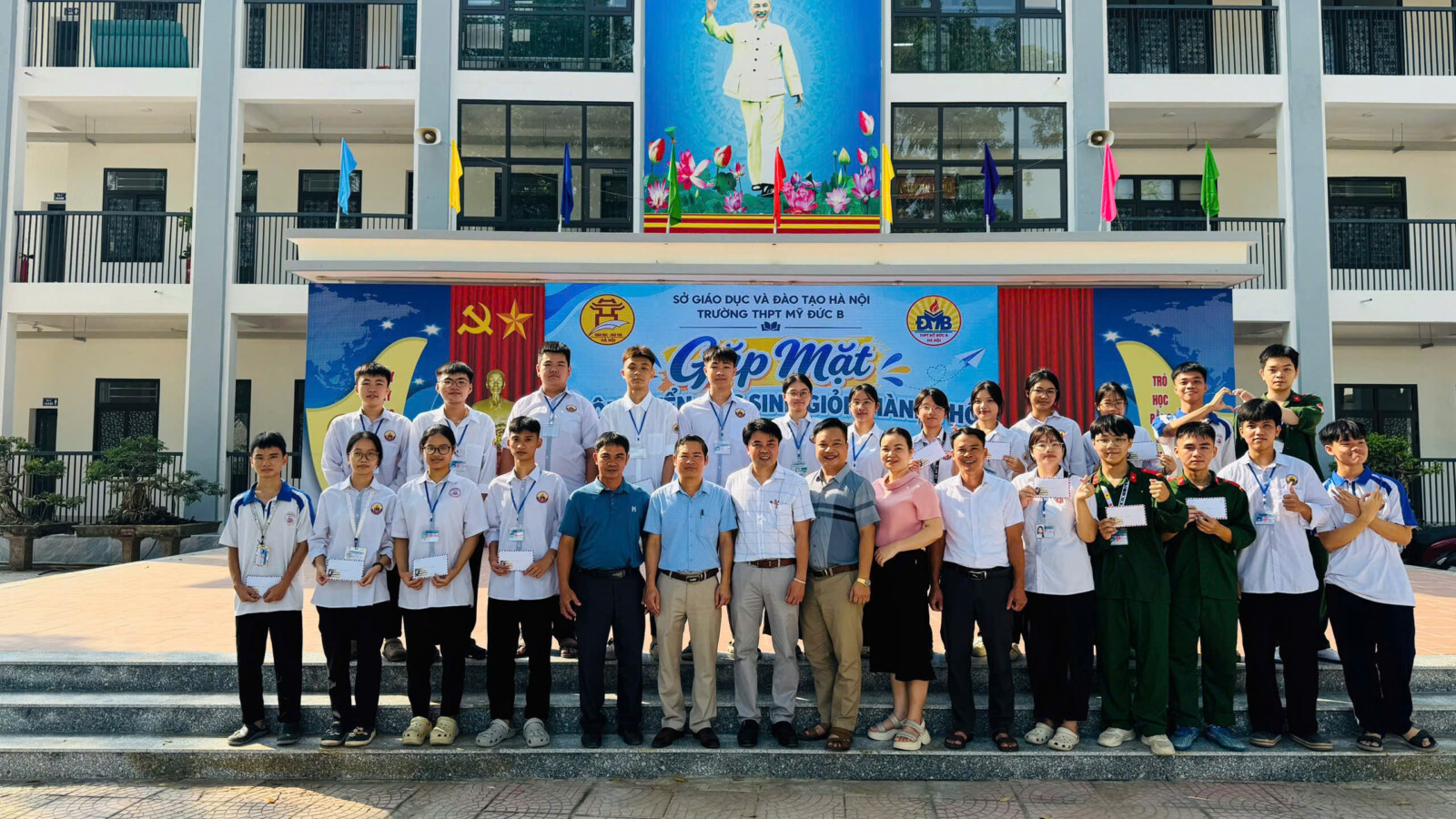 BAN GIÁM HIỆU TRƯỜNG THPT MỸ ĐỨC B GẶP GỠ, ĐỘNG VIÊN HỌC SINH GIỎI KHỐI 12