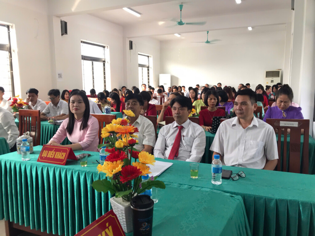 TRƯỜNG THPT MỸ ĐỨC B TỔ CHỨC HỘI NGHỊ CÁN BỘ, VIÊN CHỨC, NGƯỜI LAO ĐỘNG NĂM HỌC 2026–2027